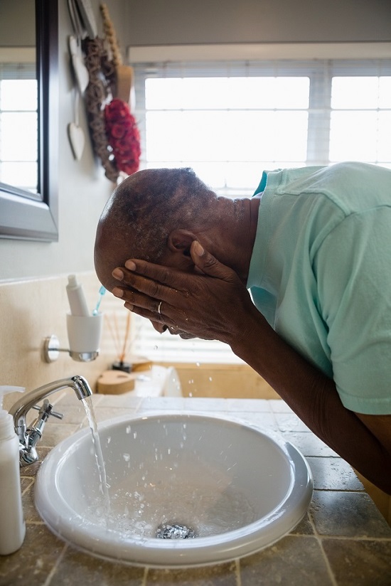 6 Bath Time Challenge Tips for Alzheimer’s Caregivers